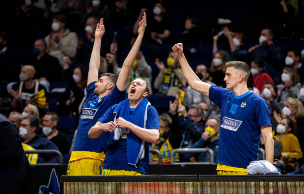 队中立足 队中立足